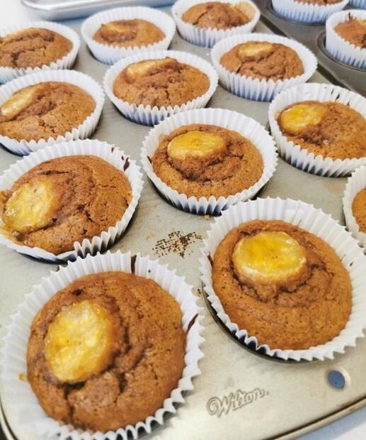 Hornea muffins de plátano y chocolate