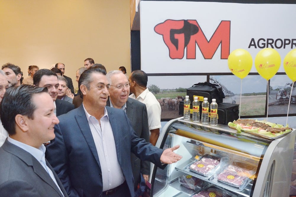 Jaime Rodríguez Calderón dijo ante engordadores de ganado que impulsará la iniciativa para que sean proveedores de carne para el gobierno federal (EMILIO VÁSQUEZ. EL UNIVERSAL)