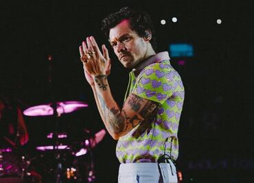 Harry Styles: con cubrebocas y que nadie se le acerque