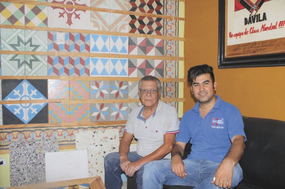 Isaac y su tío José consideran que el mosaico artesanal está volviendo a abrirse camino en el mercado, luego de que en un tiempo no se vendía, pues estuvo remplazado por el cerámico. Fotos: FRANCISCO RODRÍGUEZ.  EL UNIVERSAL