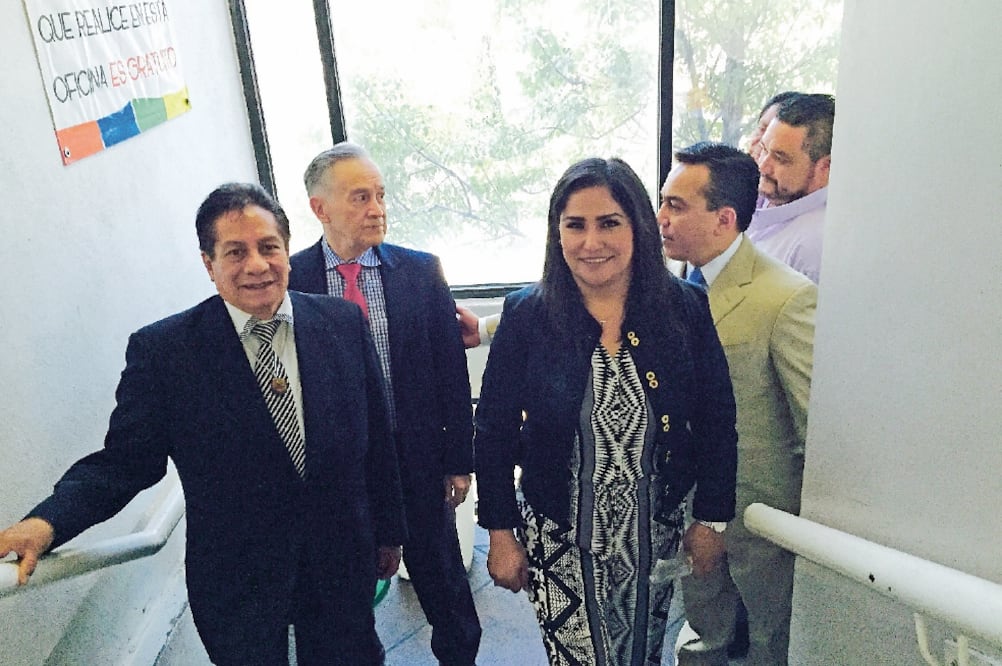 Claudia Oyoque se dirigió a la oficina de la Dirección de Educación municipal a pedir la salida de Mondragón, quien ya no estaba en las instalaciones (REBECA JIMÉNEZ. EL UNIVERSAL)