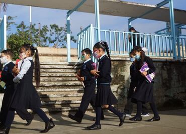 Alejandro Murat califica como “un paso necesario” regreso a clases presenciales en Oaxaca