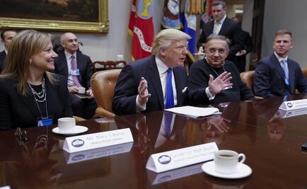 Trump ofrece a fabricantes de autos reducir regulaciones e impuestos
