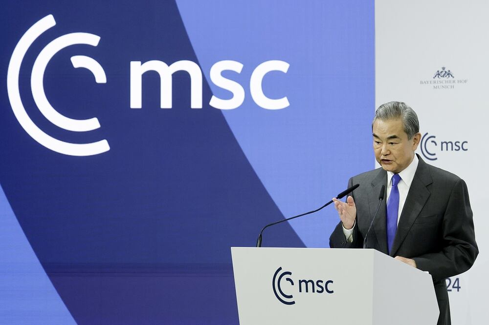 El Ministro de Asuntos Exteriores chino Wang Yi habla durante la 61ª Conferencia de Seguridad de Múnich. Foto: EFE