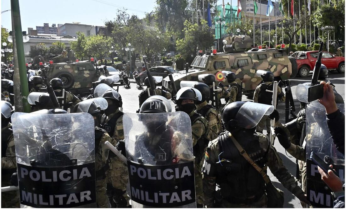 El levantamiento militar del jueves en Bolivia, que logró controlar el gobierno y detener al cabecilla, el ya destituido general Juan José Zúñiga, ha generado dudas en la comunidad internacional. Foto: EFE/AFP