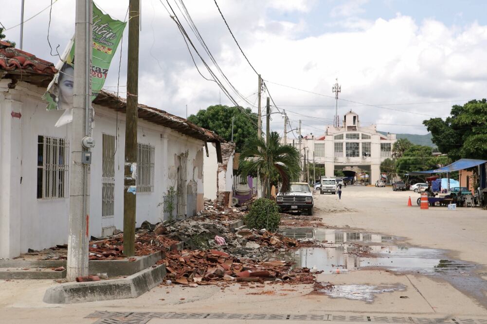 El censo realizado por el Concejo Regional por la Reconstrucción de Nuestros Pueblos del Istmo señaló que en el caso de Ciudad Ixtepec hay 553 damnificados con afectaciones totales y parciales que se quedaron sin registro. (MARIO ARTURO MARTÍNEZ. EL UNI)