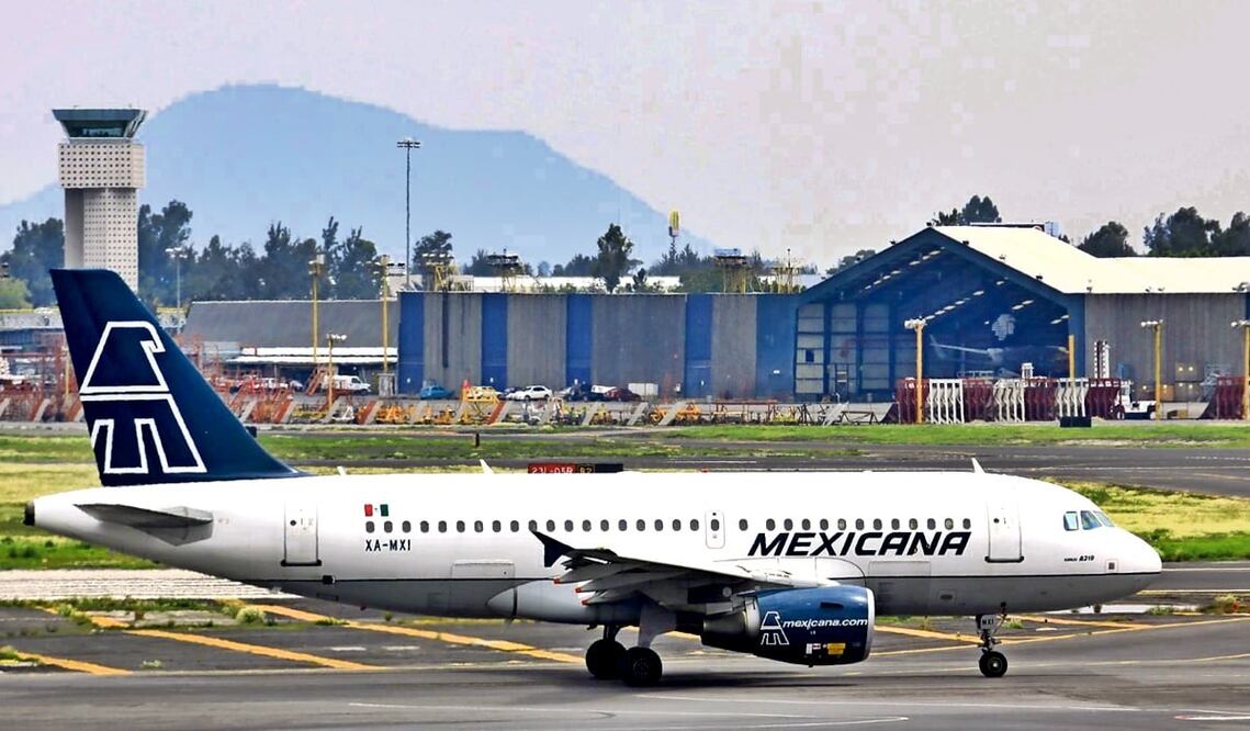 El presidente Andrés Manuel López Obrador dijo que el próximo sábado, en Mérida, Yucatán, definirá el nombre de la nueva aerolínea y lamentó que no se haya llegado a un acuerdo con los extrabajadores de Mexicana. Foto: archivo/EL UNIVERSAL