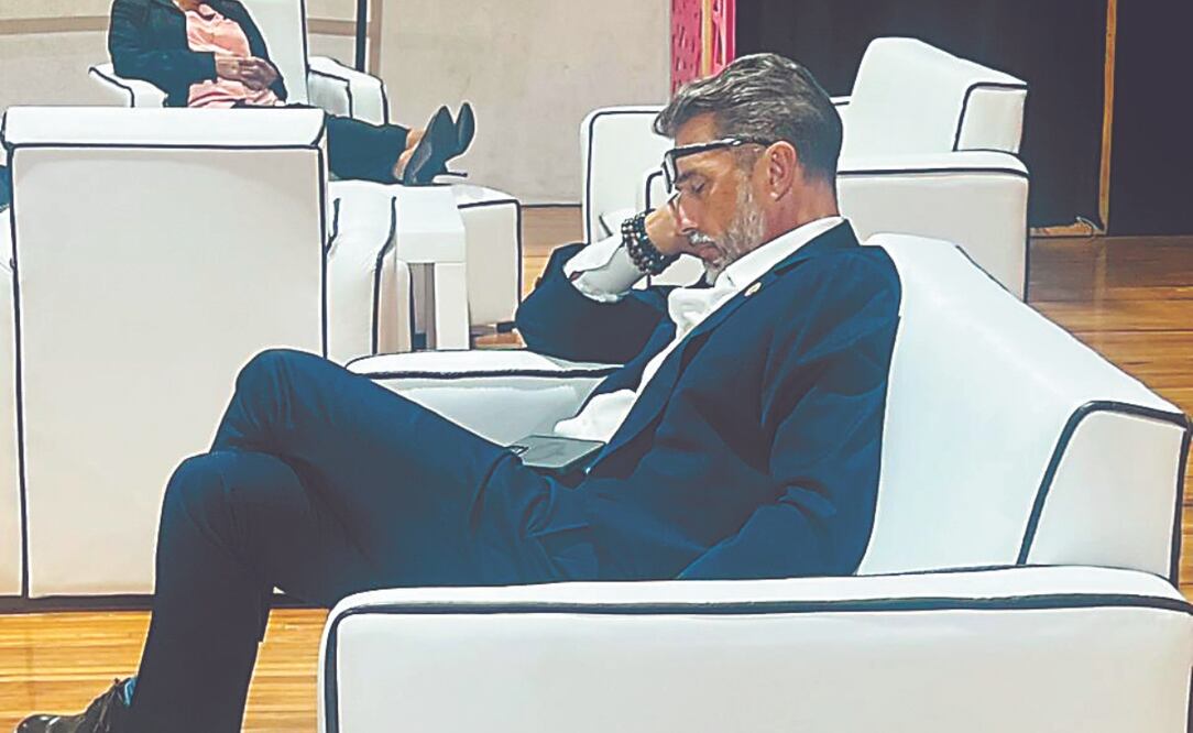 El diputado Sergio Mayer fue captado mientras dormía en la sala VIP instalada en la sede alterna. Foto Especial