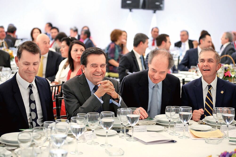 Ildefonso Guajardo, secretario de Economía (segundo de izq. a der.); Guillermo Vogel, presidente de la Canacero, y Miguel Ángel Mancera, jefe de Gobierno de la Ciudad de México, durante la clausura de la 68 asamblea de la cámara (CORTESÍA SE)