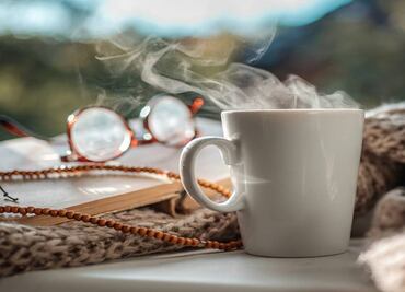 ¿Las bebidas calientes realmente quitan el frío?