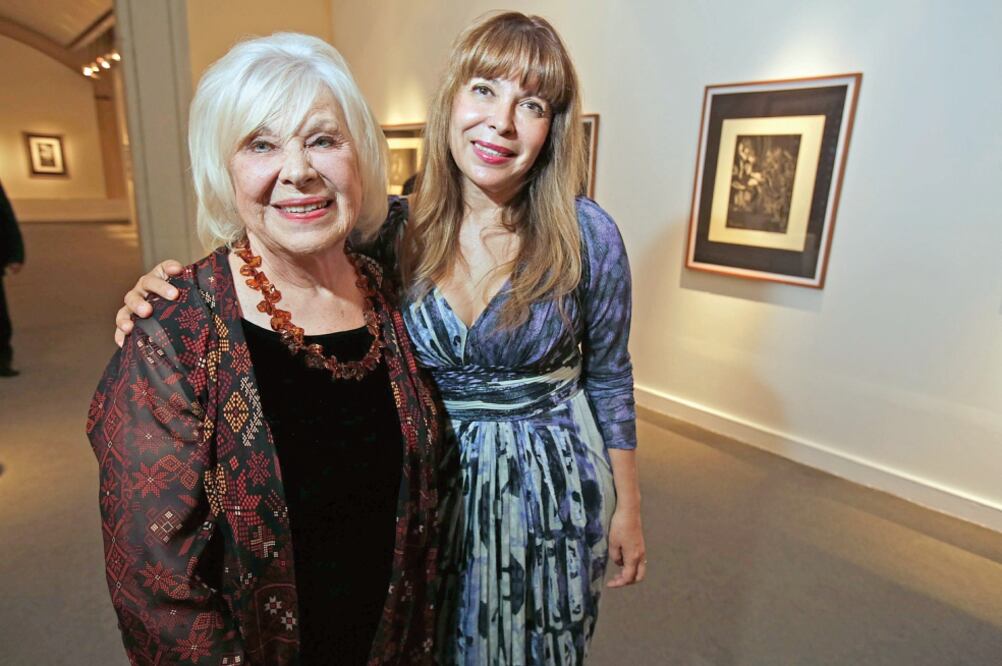 Brigita de Leipins, viuda de Anguiano, y Beatriz del Carmen Cuevas, esposa del pintor, durante la presentación de la muestra Eros Profano (LUIS CORTÉS. EL UNIVERSAL)