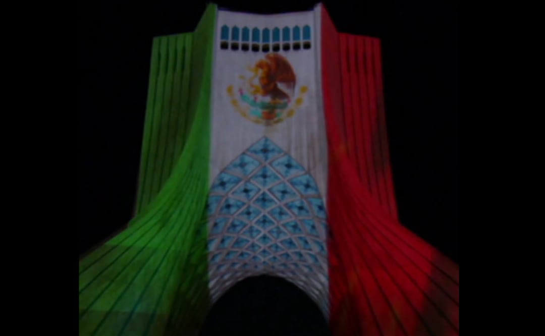 Iluminan de verde, blanco y rojo la Torre Azadi en Irán con motivo de la Independencia de México (15/09/2026). Foto: Captura de pantalla