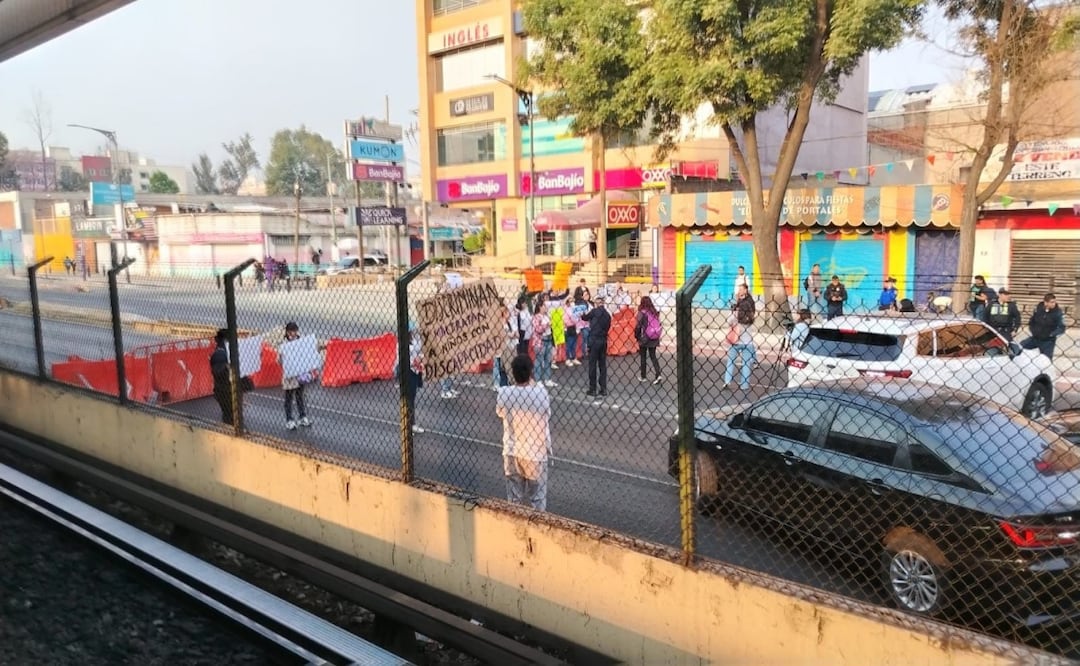 Padres de familia bloquean calles en CDMX; exigen destitución de directivos en escuelas públicas. Foto: Especial