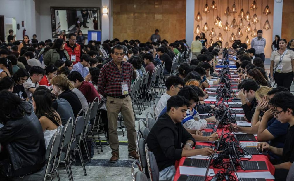 Entre nervios y bendiciones, aspirantes a la UNAM inician Examen de Control en Guanajuato; forman fila de más de 100 metros.
Foto: Gabriel Pano / EL UNIVERSAL