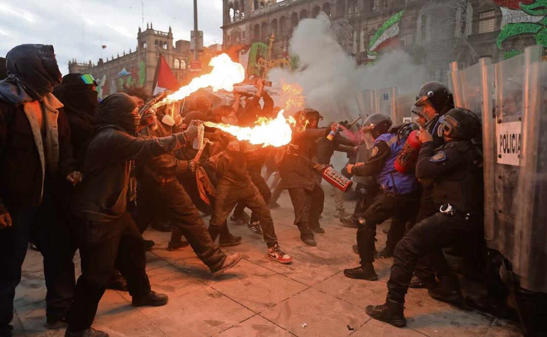 Integrantes del llamado bloque negro se enfrentan con policías capitalinos en la Ciudad de México, el 2 de octubre de 2025. Foto: Luis Camacho / EL UNIVERSAL