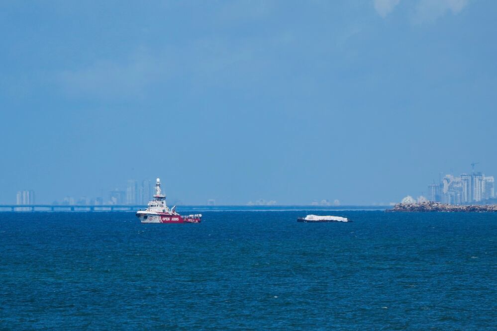 Un barco perteneciente a Open Arms se acerca a las costas de Gaza remolcando una barcaza con 200 toneladas de ayuda humanitaria. Foto: AP