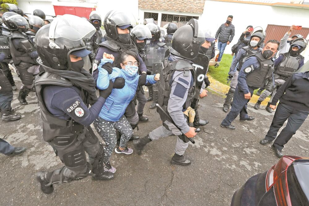 Colonos chocaron con policías y la Guardia Nacional. Foto: JORGE ALVARADO. EL UNIVERSAL