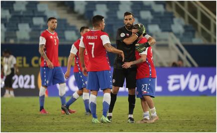 Jugadores de Chile habrían metido prostitutas a sus cuartos en plena Copa América 