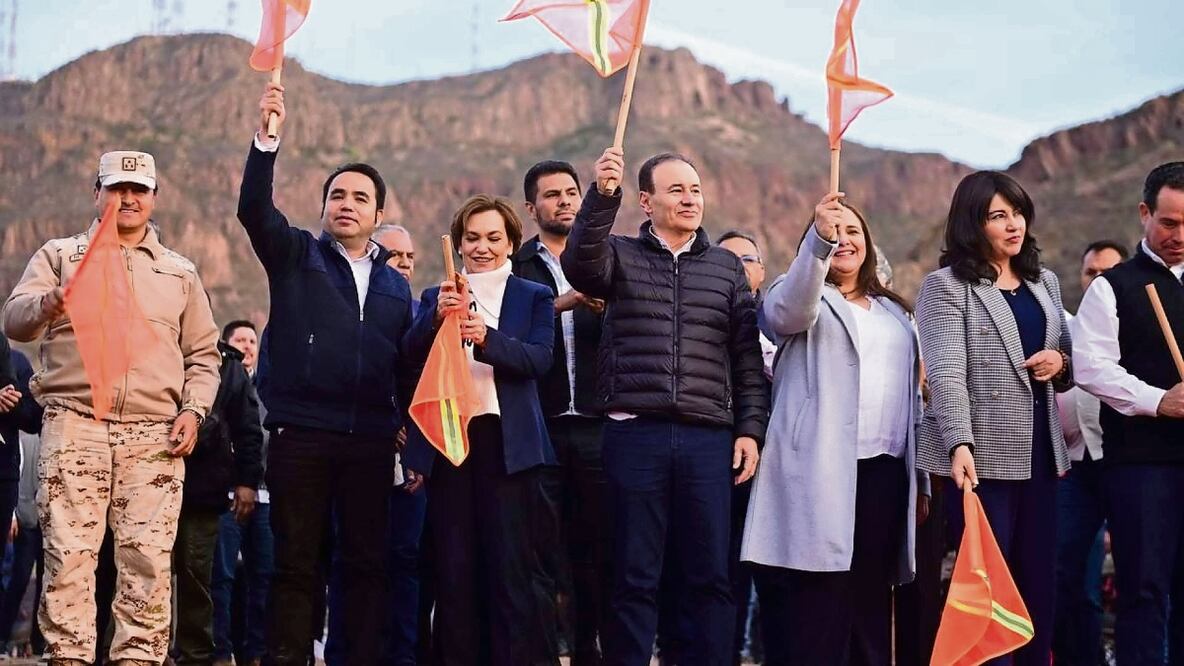 El gobernador Alfonso Durazo (al centro) en un banderazo de obra. En su gobierno la red ha recibido, al menos, 11 contratos Foto: SONORA.GOB.MX