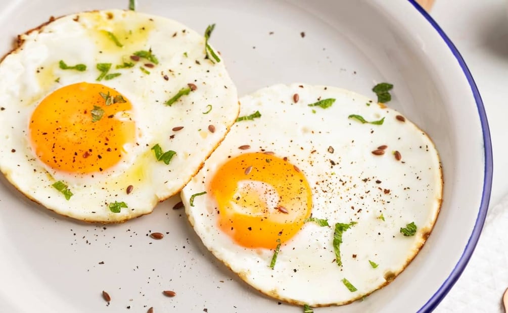 Después de hacer huevos estrellados, lava la sartén para no dañar el teflón por el ácido del vinagre. Foto: Freepik