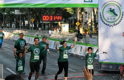 Por 75 años del IMSS hacen carrera conmemorativa