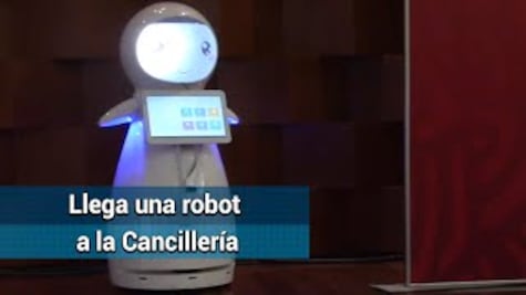Presentan a robot en la SRE
