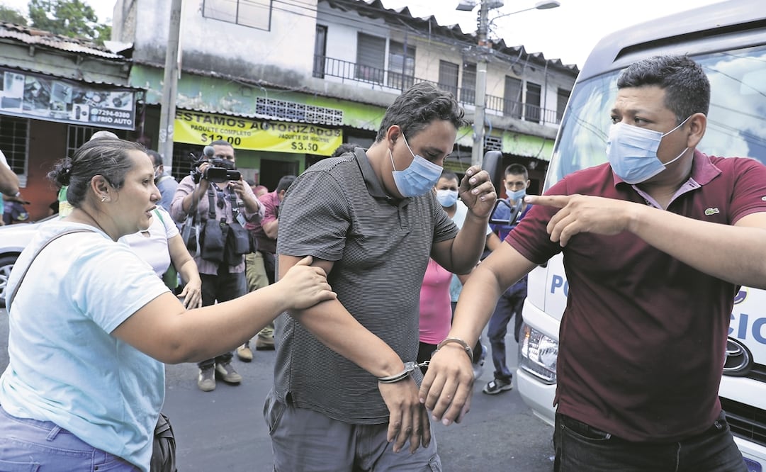 Dos hombres son detenidos en San Salvador. Foto: Rodrigo Sura. EFE