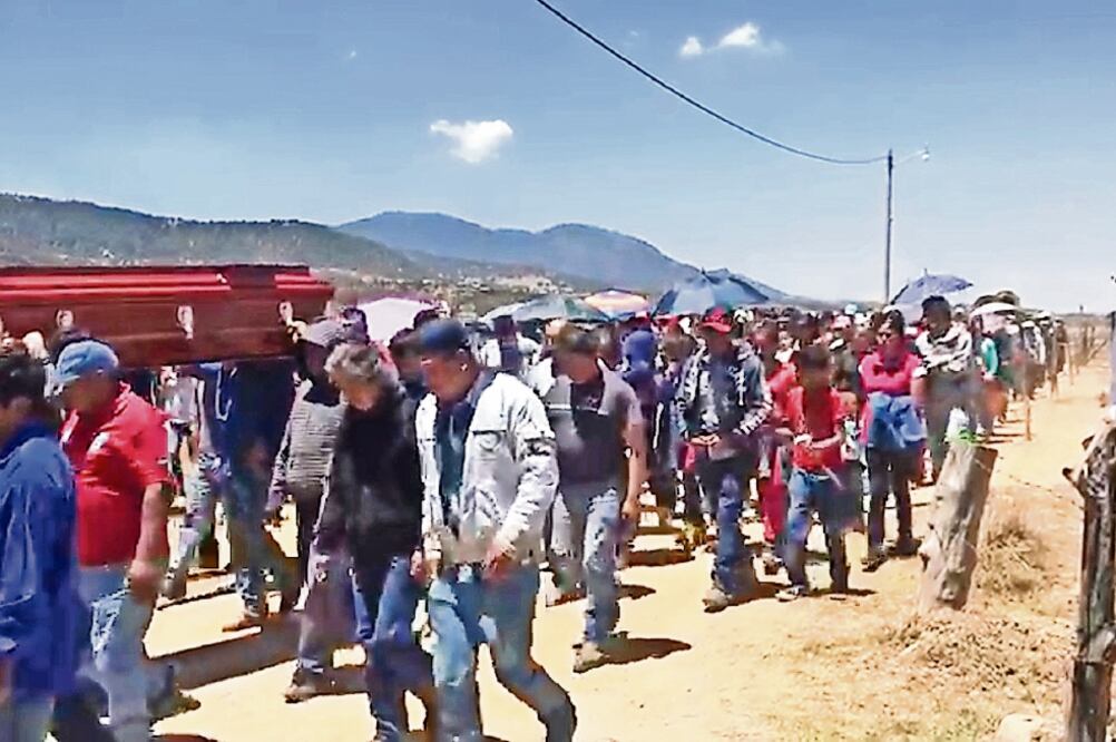Pobladores de Tecuanulco se unieron al cortejo fúnebre que partió de los domicilios donde vivían las víctimas para dirigirse a la iglesia. Foto: EMILIO FERNANDEZ. EL UNIVERSAL