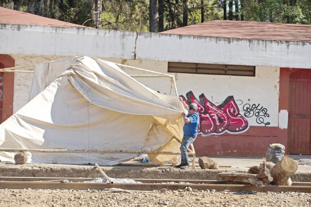 Los grupos radicales de la Coordinadora dejaron libres las vías férreas en Pátzcuaro alrededor de las ocho de la noche. (RODOLFO AYALA. EL UNIVERSAL)