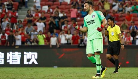 Adán ataja 3 penales en su debut con el Atlético de Madrid