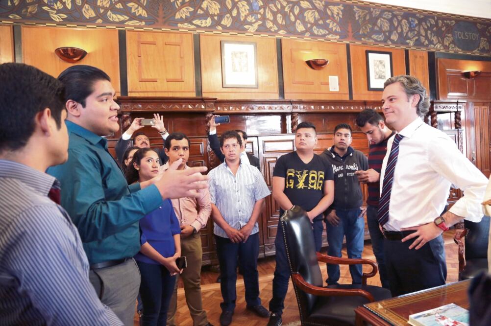 Normalistas guerrerenses dialogaron con Nuño Mayer, con quien recorrieron algunos salones de la institución, así como su oficina (SEP)