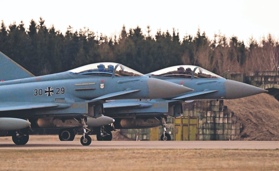 Dos cazas de la Fuerza Aérea Alemana despegan para realizar ejercicios de entrenamiento en la base aérea militar de Laage, el 11 de marzo. Foto: Tobias Schwarz/AFP