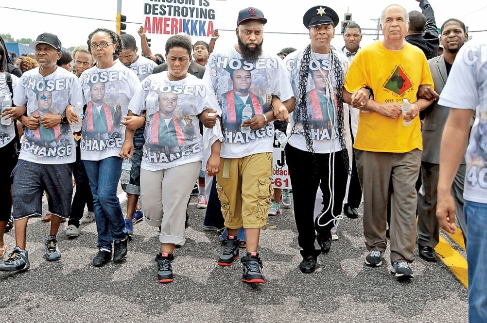 El papa de Michael Brown (cen). ayer en una marcha en recuerdo de su hijo, en Ferguson (JEFF ROBERSON. AP)