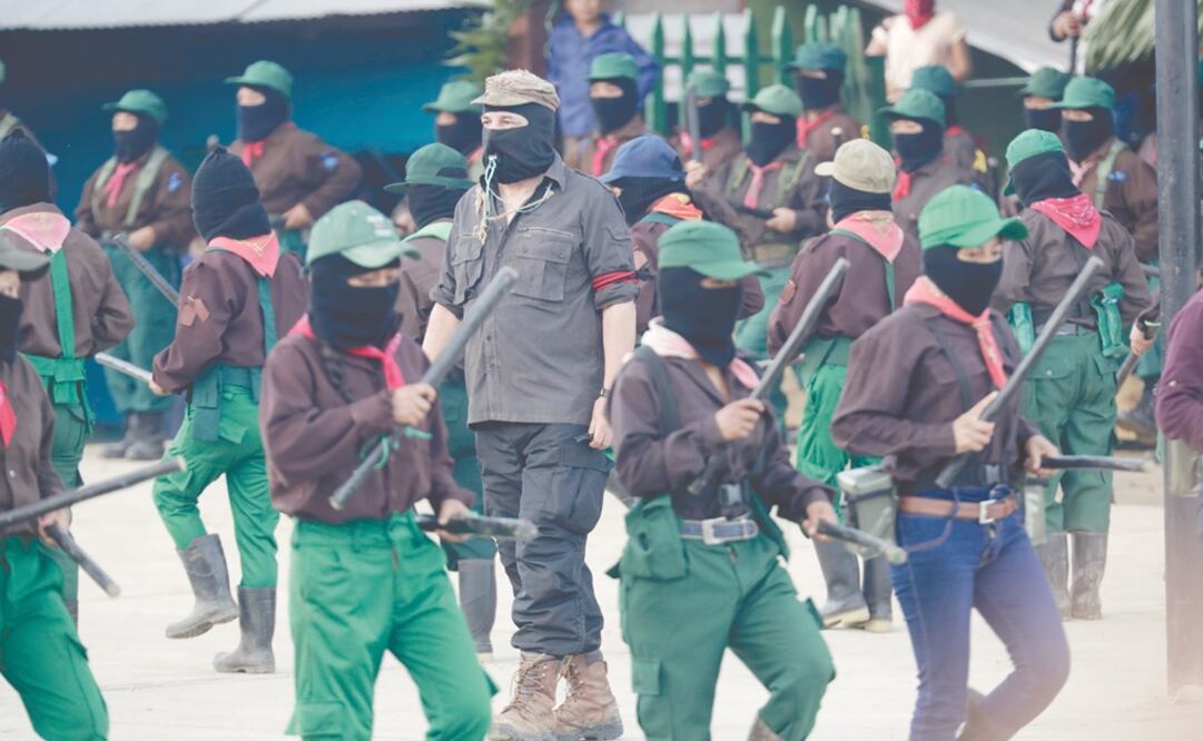 El Subcomandante Galeano (anteriormente Marcos ) pasó revista a los integrantes del EZLN. Con un silbato, marcó el paso a los insurgentes. FOTOS: LUIS CORTÉS. EL UNIVERSAL