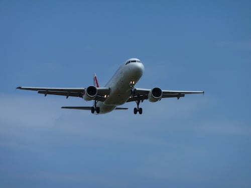 Demanda mundial de transporte aéreo disminuyó 1.7% en junio; influyen situación en Medio Oriente y precios del combustible