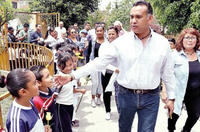 Ordena defender a policías en Facebook