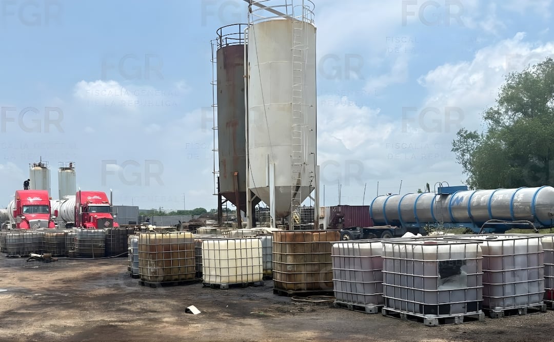 La FGR decomisó más de un millón de litros de posible hidrocarburo en Cadereyta, Nuevo León. | Foto:  Especial.