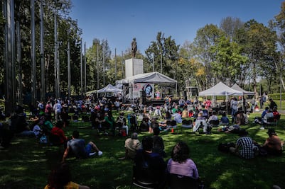Damián Alcázar, Eugenia León, Guadalupe Pineda, entre otros, apoyan a Guerrero con música y baile desde Los Pinos