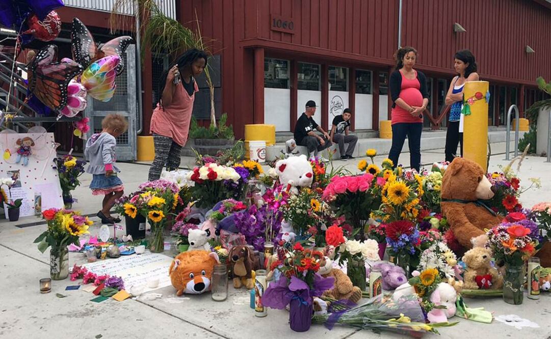 Vecinos del Centro de Artes Tannery, donde vivían tanto el sospechoso como Maddyson, quedaron sorprendidos por la muerte y colocaron un altar en su honor con arreglos florales, animales de peluche, globos, velas y mensqjes   Foto: AP