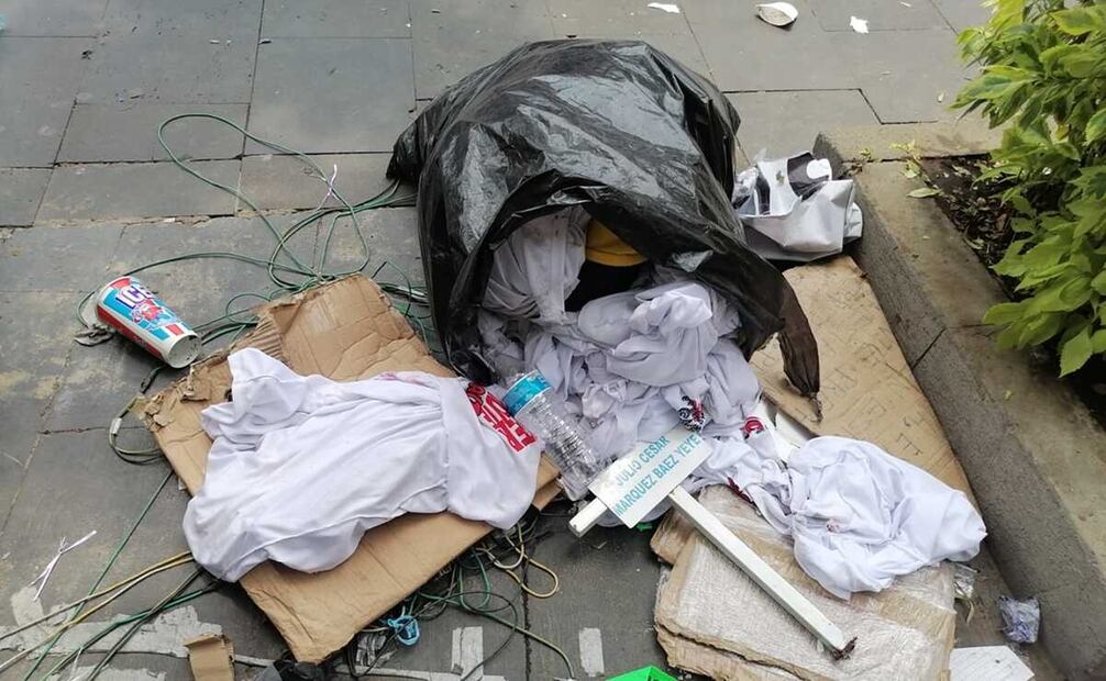 En el enfrentamiento se lanzaron botellas de PET, tierra y playeras de AMLO. Foto: Yalina Ruiz / EL UNIVERSAL