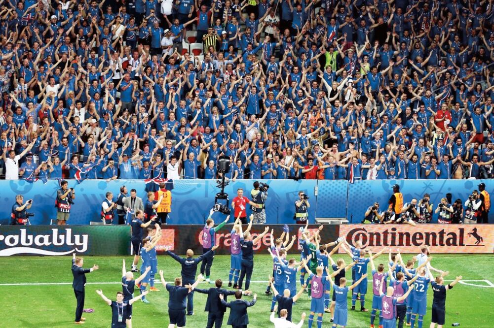 Los islandeses hicieron una fiesta en el estadio de Niza tras la victoria (TOLGA BOZOGLU. EFE)