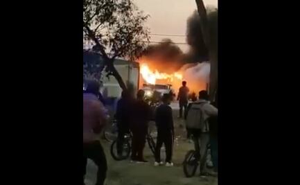 Incendio consume fábrica de alimento para animales en Edomex