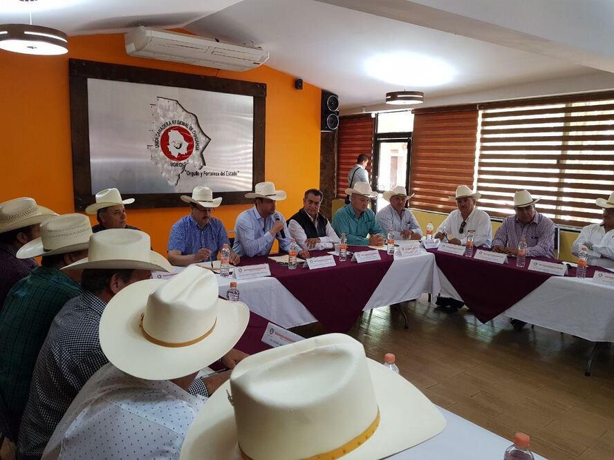 Jaime Rodríguez Calderón, "El Bronco", se reunió con productores y ganaderos de Chihuahua. Foto: Tomada de Twitter @JaimeRdzNL