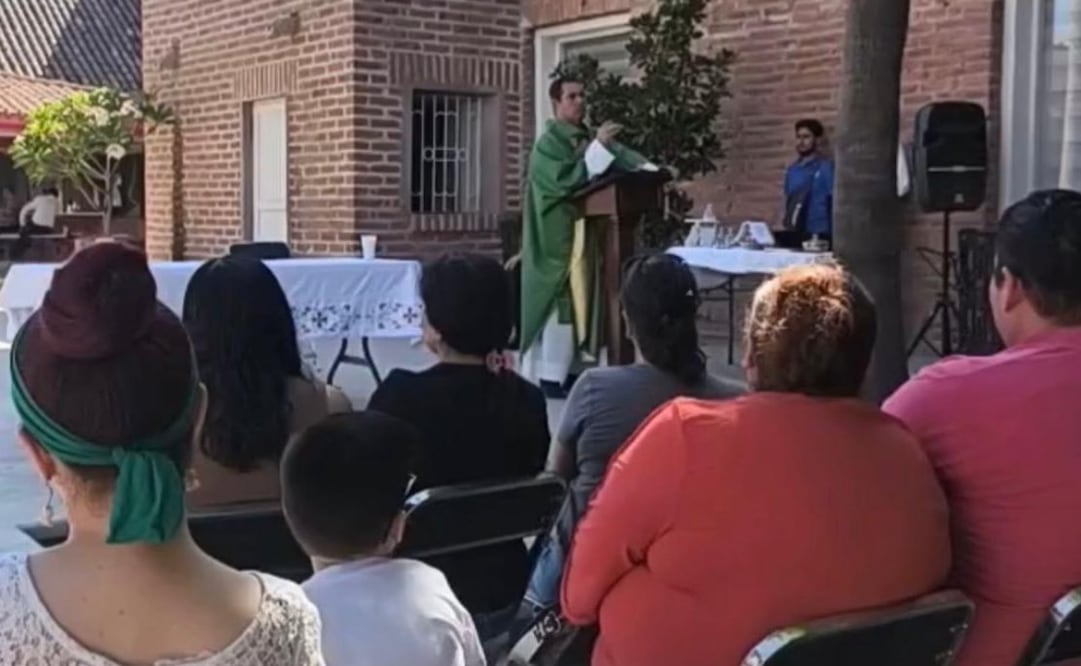 Realizan misa por víctimas del incendio en la plaza Fiesta Las Palmas en Los Mochis, Sinaloa; continúan peritajes.
Foto: Especial.
