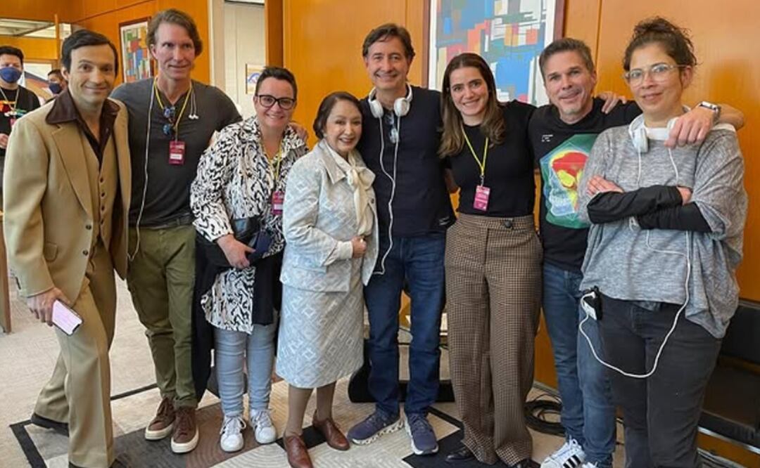María Antonieta de las Nieves con los hijos de Chespirito durante la grabación de la serie "Sin querer queriendo".