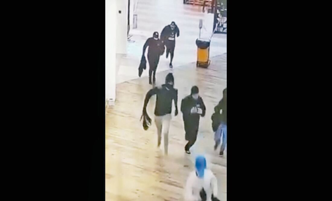 Retención. Un niño de 10 años fue obligado por los criminales a recoger lo que robaron en otro negocio que se ubica en el segundo piso, afirmaron policías (TOMADA DE VIDEO)