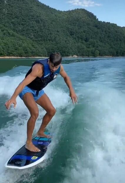 Gerard Piqué practica surf en Barcelona