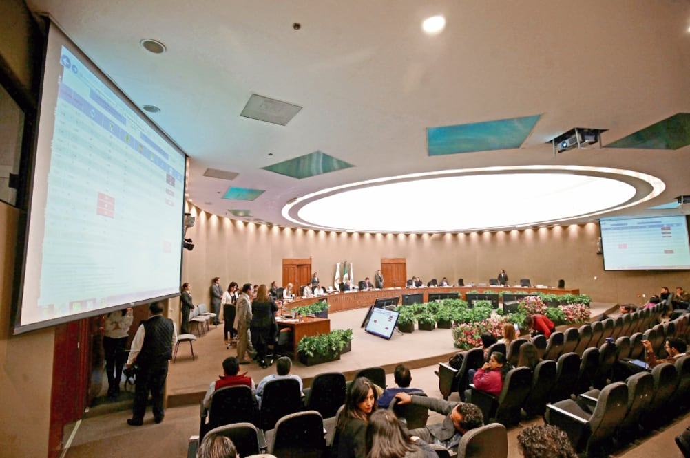 El Instituto Electoral del Estado de México permanece en sesión ininterrumpida para el conteo de final de los votos (JORGE ALVARADO. EL UNIVERSAL)