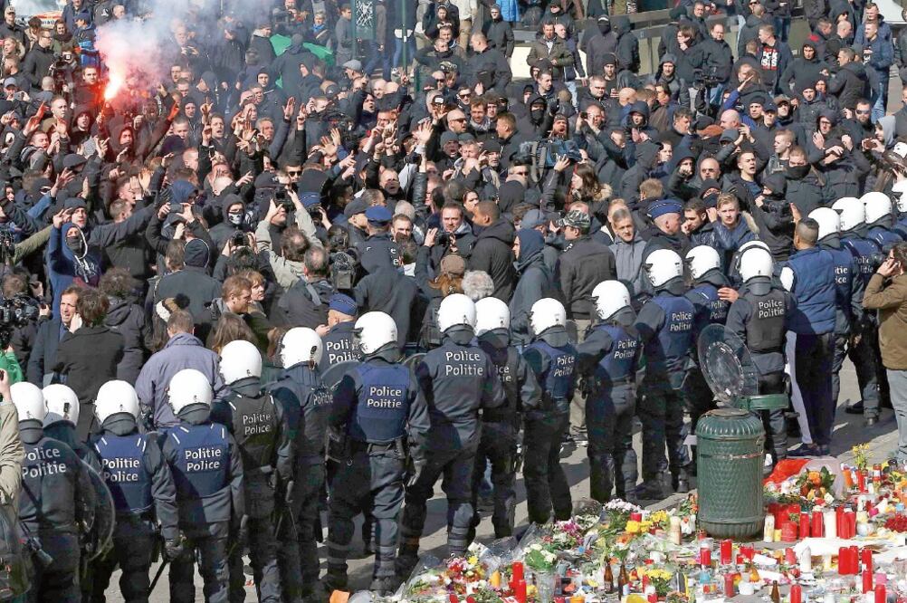 Manifestantes de ultraderecha protestaron de forma violenta contra el terrorismo enfrente de la Plaza de la Bolsa, donde se improvisó una ofrenda en memoria de las víctimas de los atentados del martes pasado en Bruselas, Bélgica (YVES HERMAN. REUTERS)
