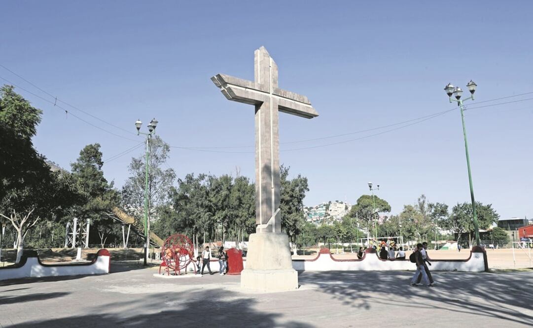 Habitantes de la comunidad recuerdan a los fallecidos en aquella madrugada de 1984 cada año. Esta cruz de metal se colocó en su memoria.